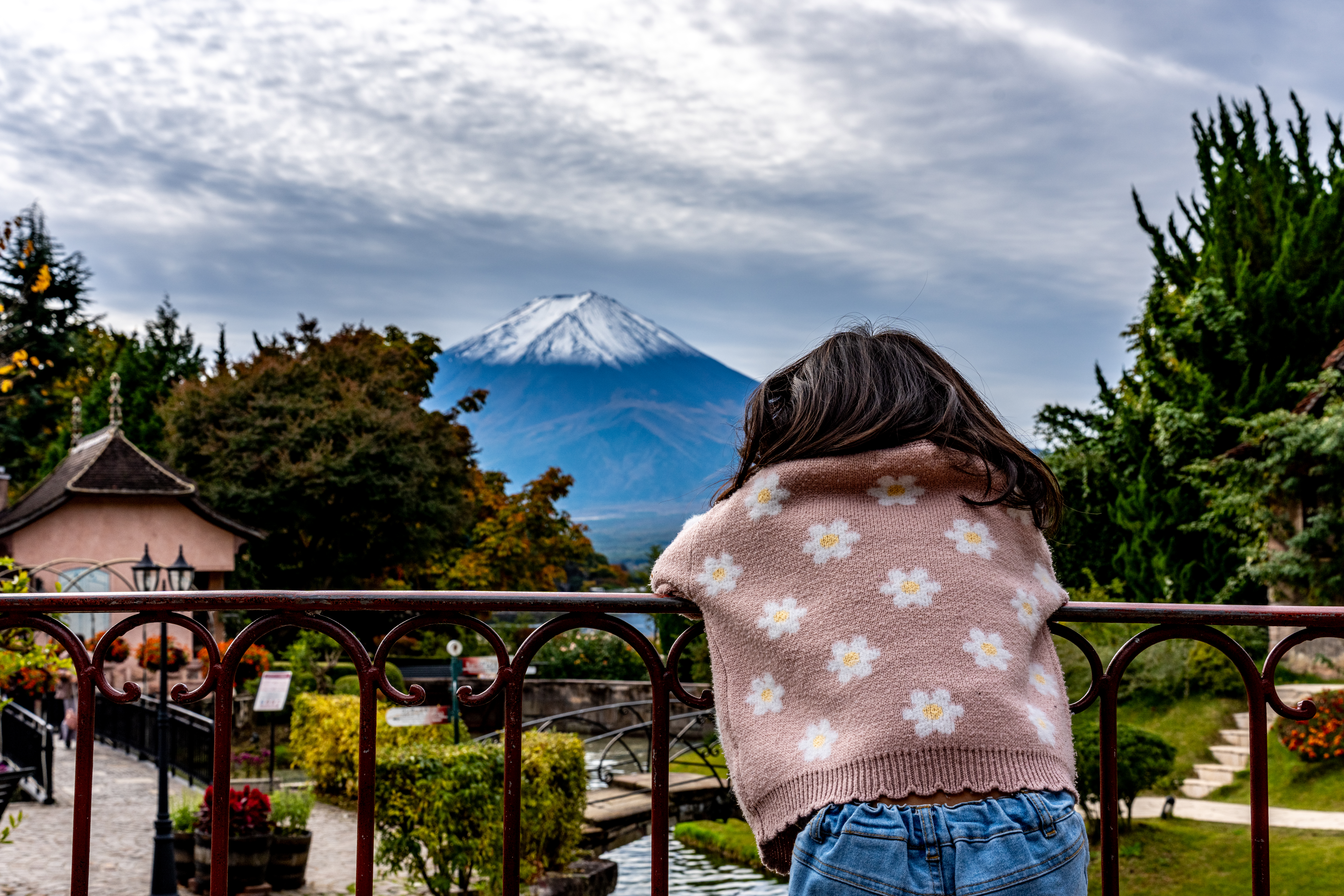 富士山を眺める子供